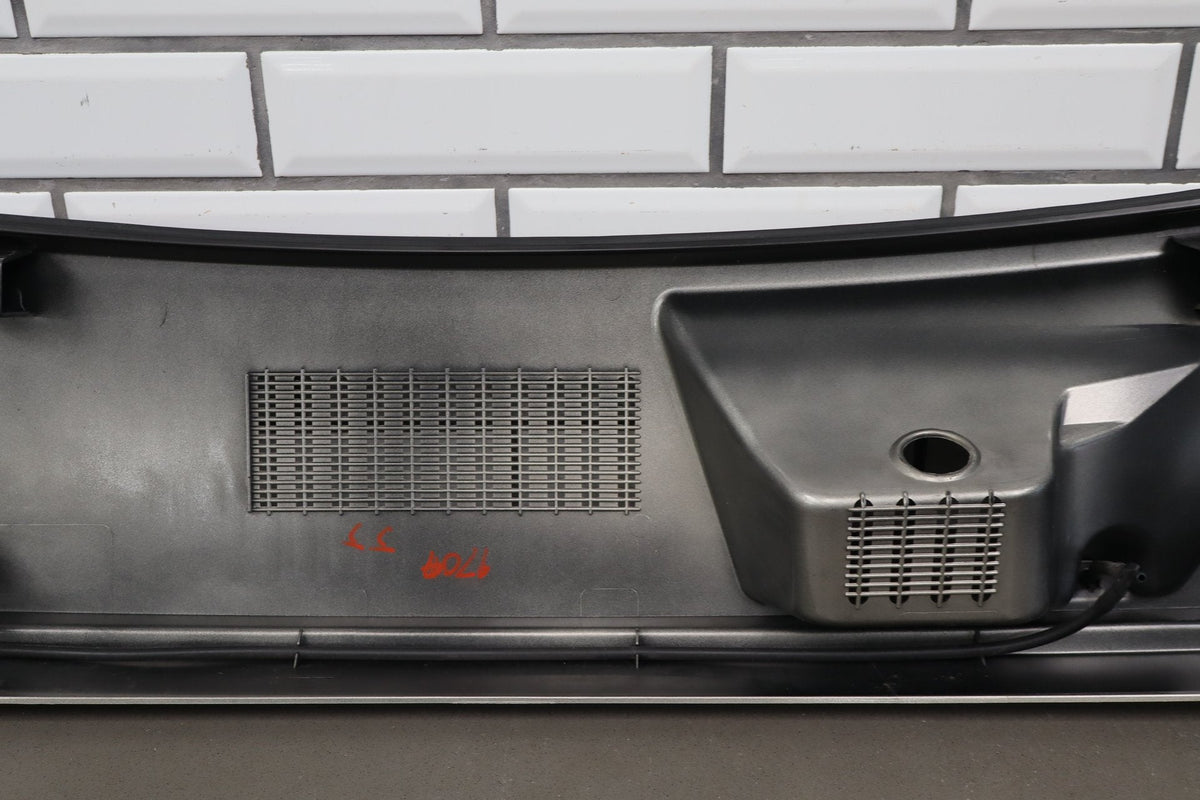 2003-2009 Hummer H2 - Center Cowl Vent Panel 19256401
