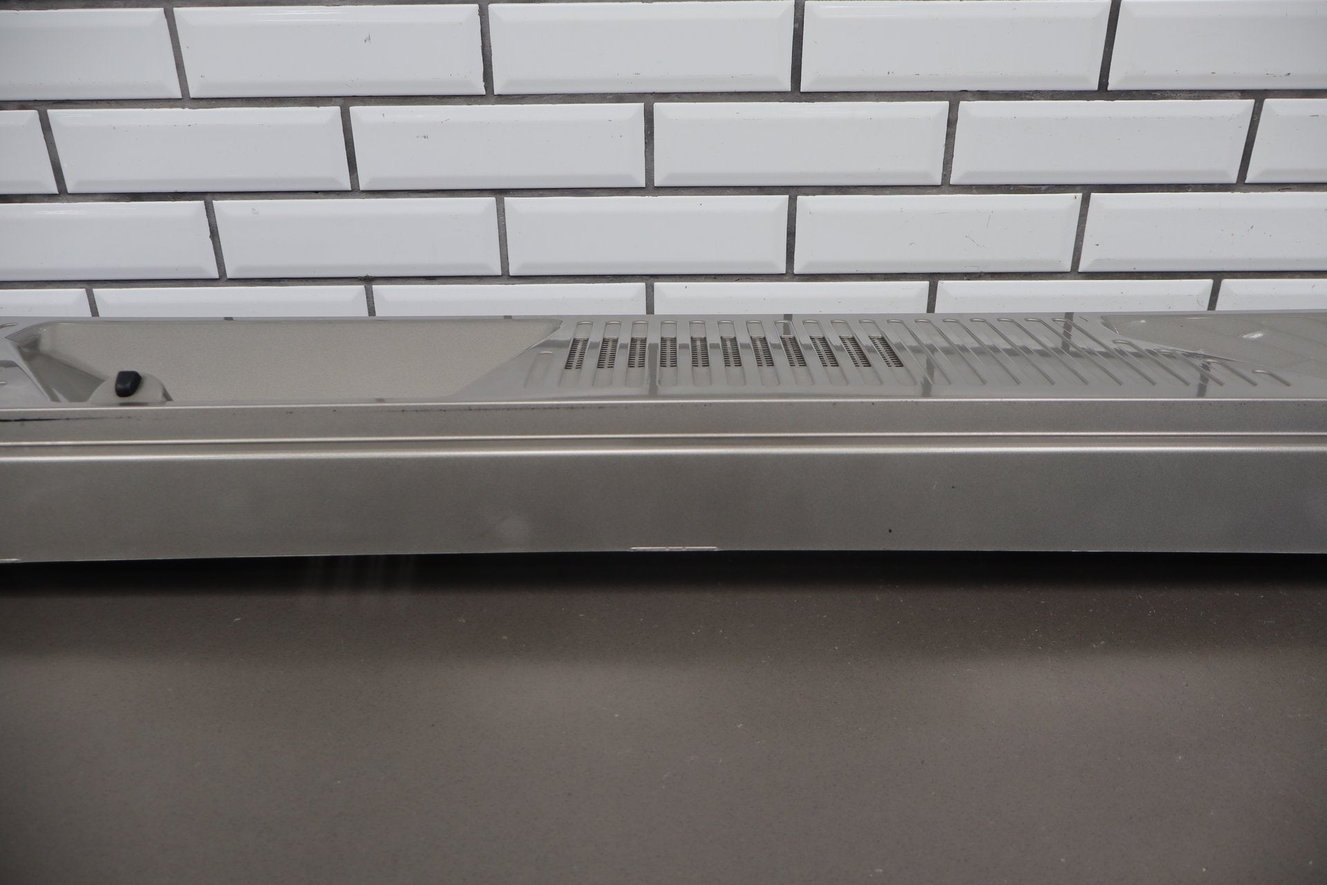 2003-2009 Hummer H2 - Center Cowl Vent Panel 19256401