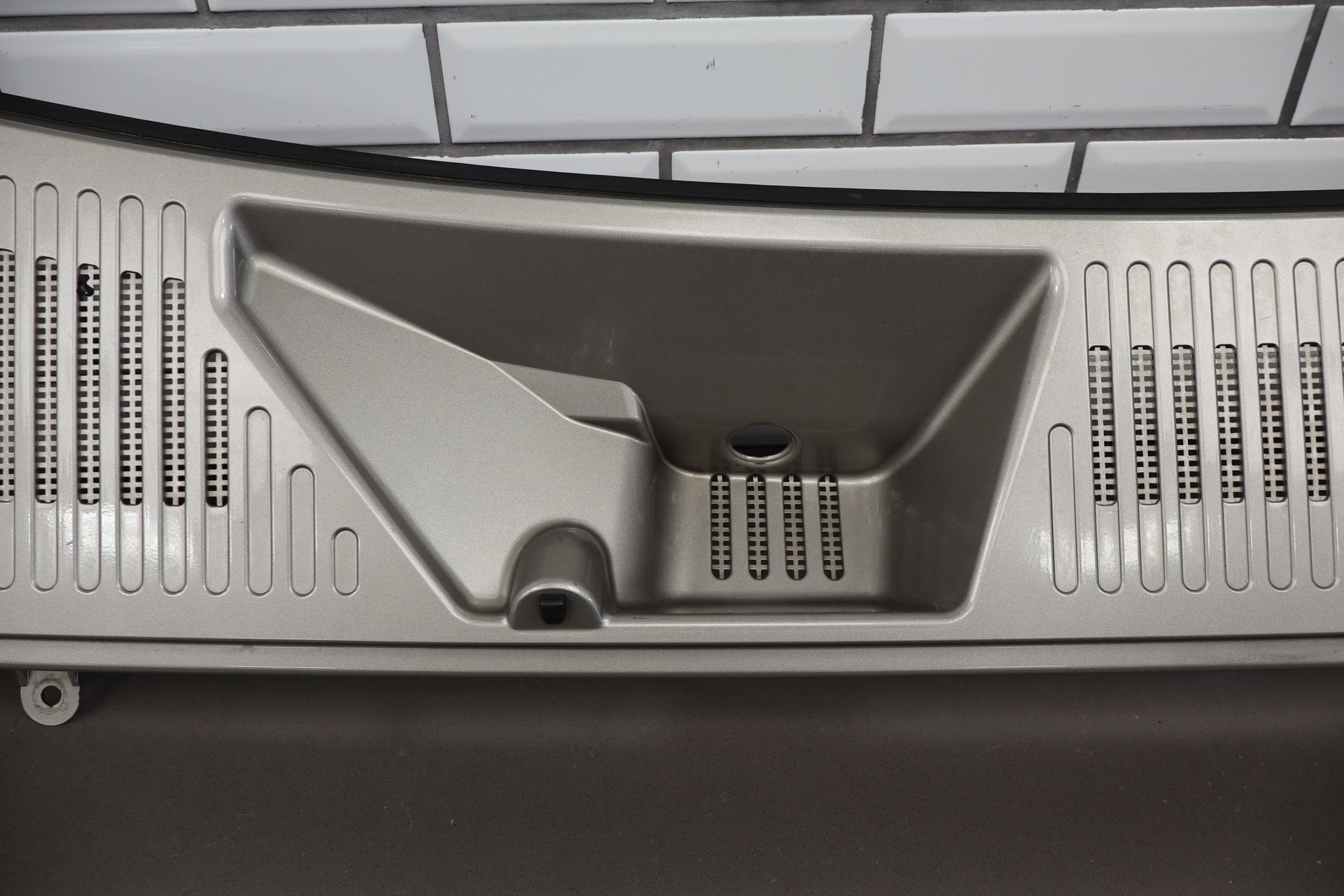 2003-2009 Hummer H2 - Center Cowl Vent Panel 19256401
