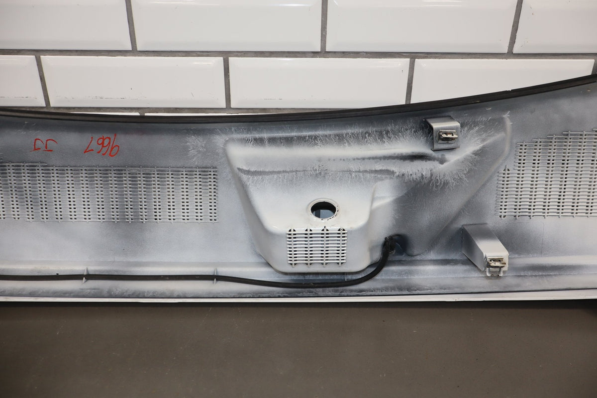 2003-2009 Hummer H2- Center Cowl Vent Panel Olympic White 50 19256401
