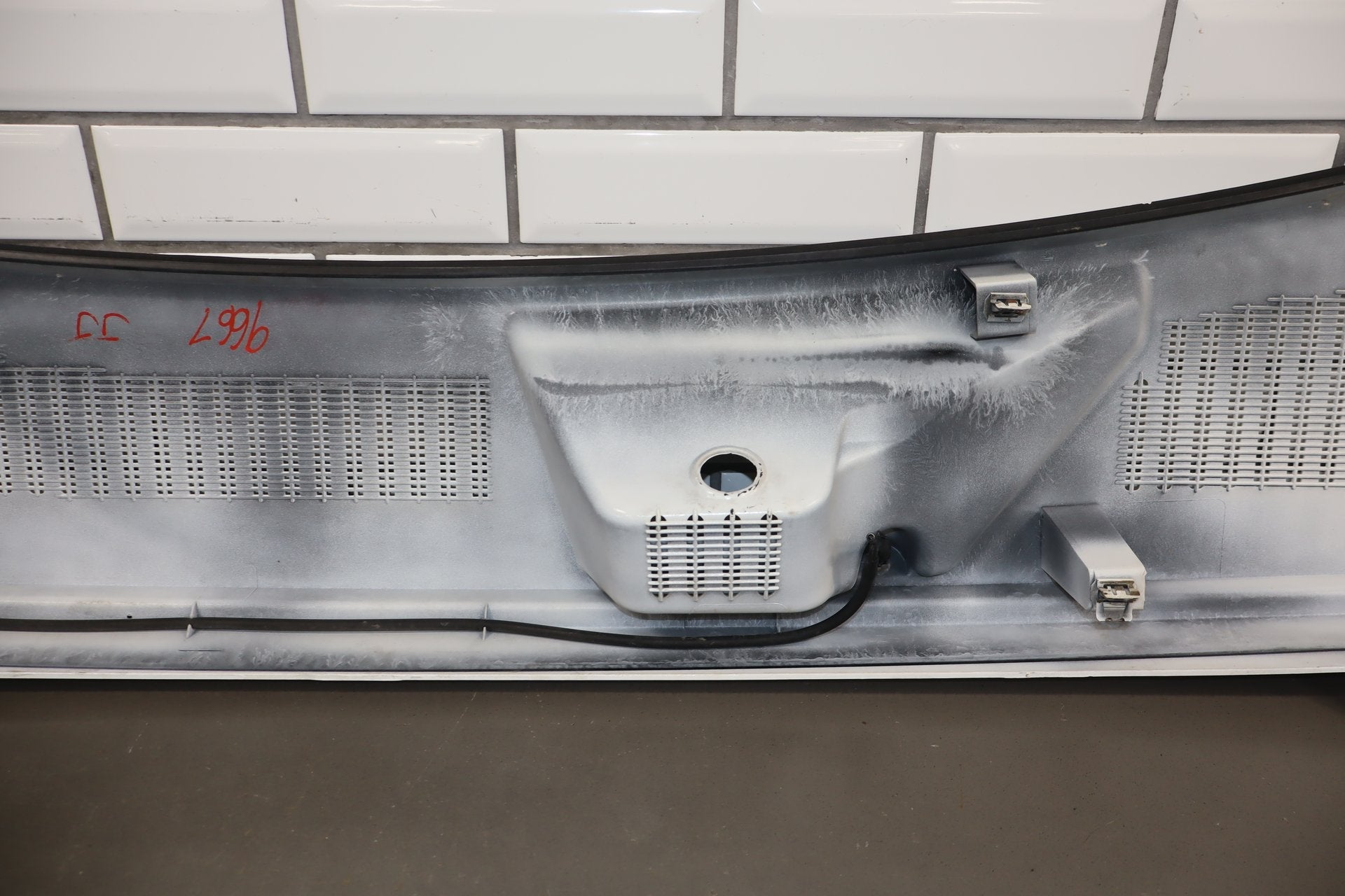 2003-2009 Hummer H2- Center Cowl Vent Panel Olympic White 50 19256401
