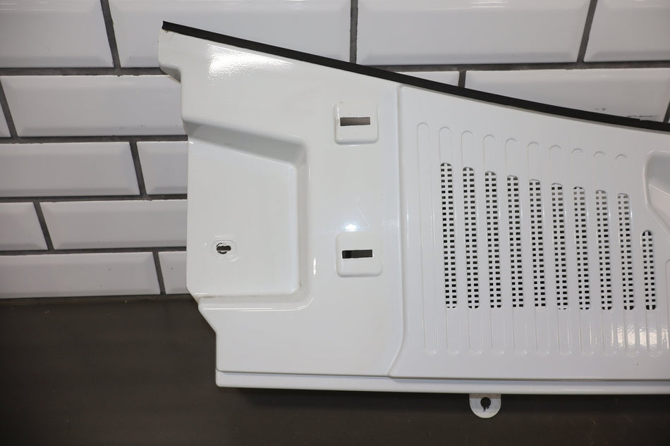 2003-2009 Hummer H2- Center Cowl Vent Panel Olympic White 50 19256401