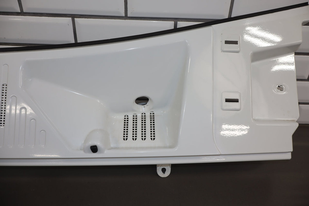 2003-2009 Hummer H2- Center Cowl Vent Panel Olympic White 50 19256401