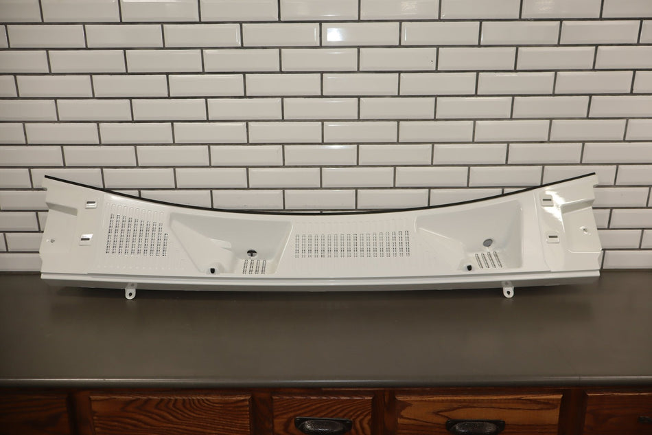 2003-2009 Hummer H2- Center Cowl Vent Panel Olympic White 50 19256401