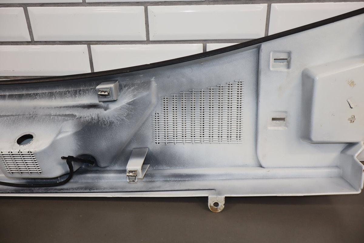 2003-2009 Hummer H2- Center Cowl Vent Panel Olympic White 50 19256401