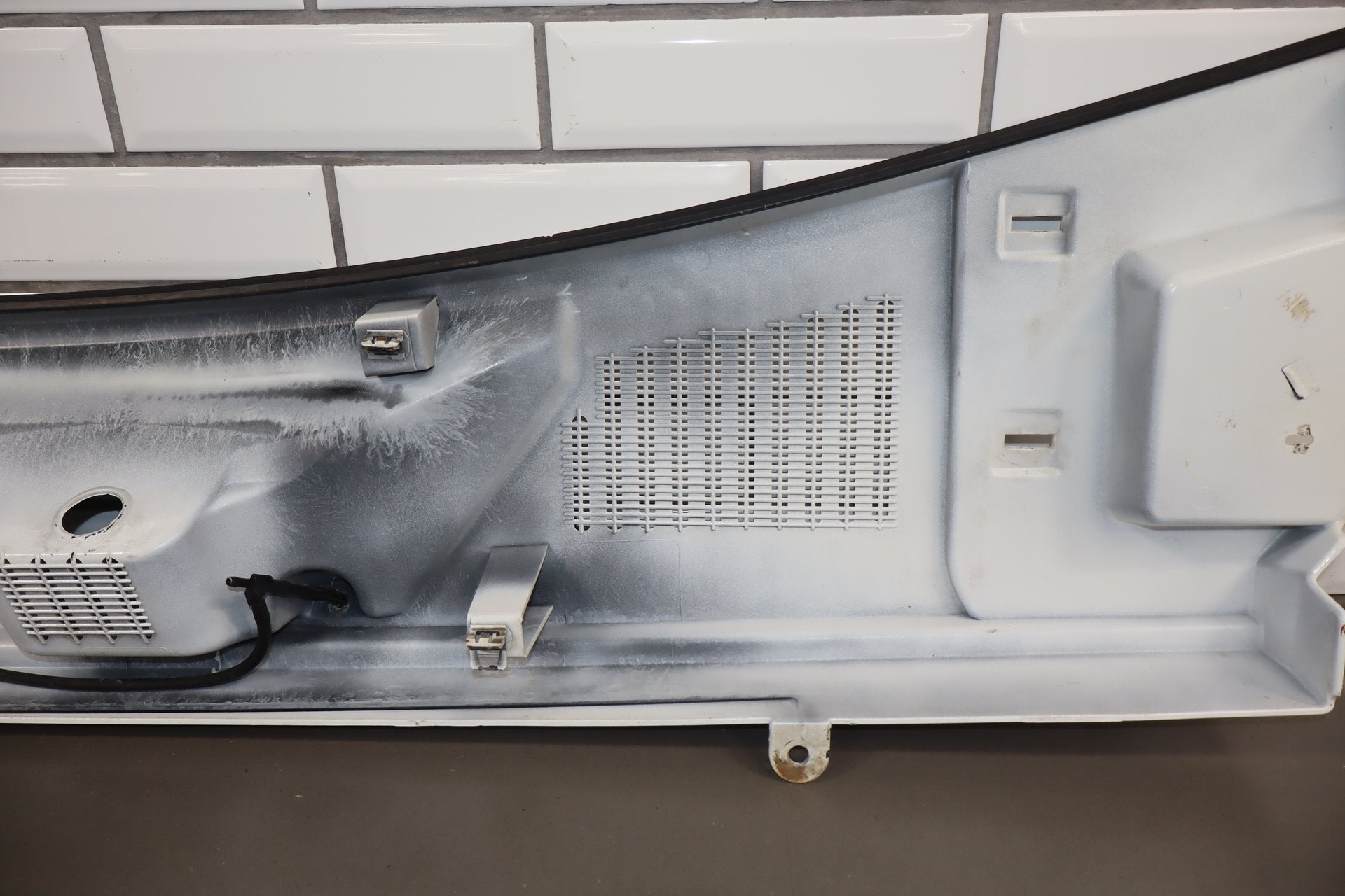 2003-2009 Hummer H2- Center Cowl Vent Panel Olympic White 50 19256401
