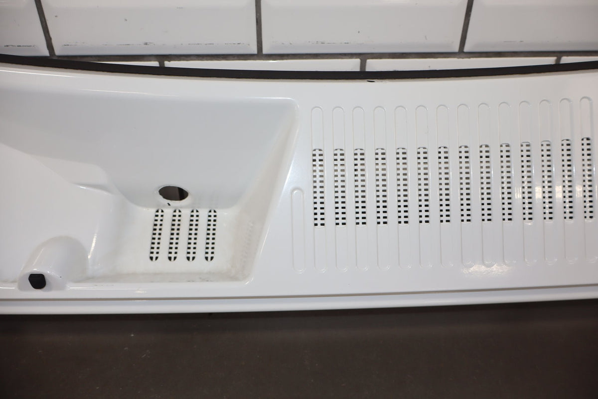 2003-2009 Hummer H2- Center Cowl Vent Panel Olympic White 50 19256401