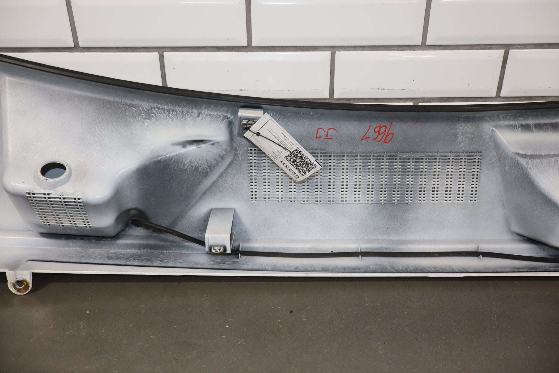 2003-2009 Hummer H2- Center Cowl Vent Panel Olympic White 50 19256401