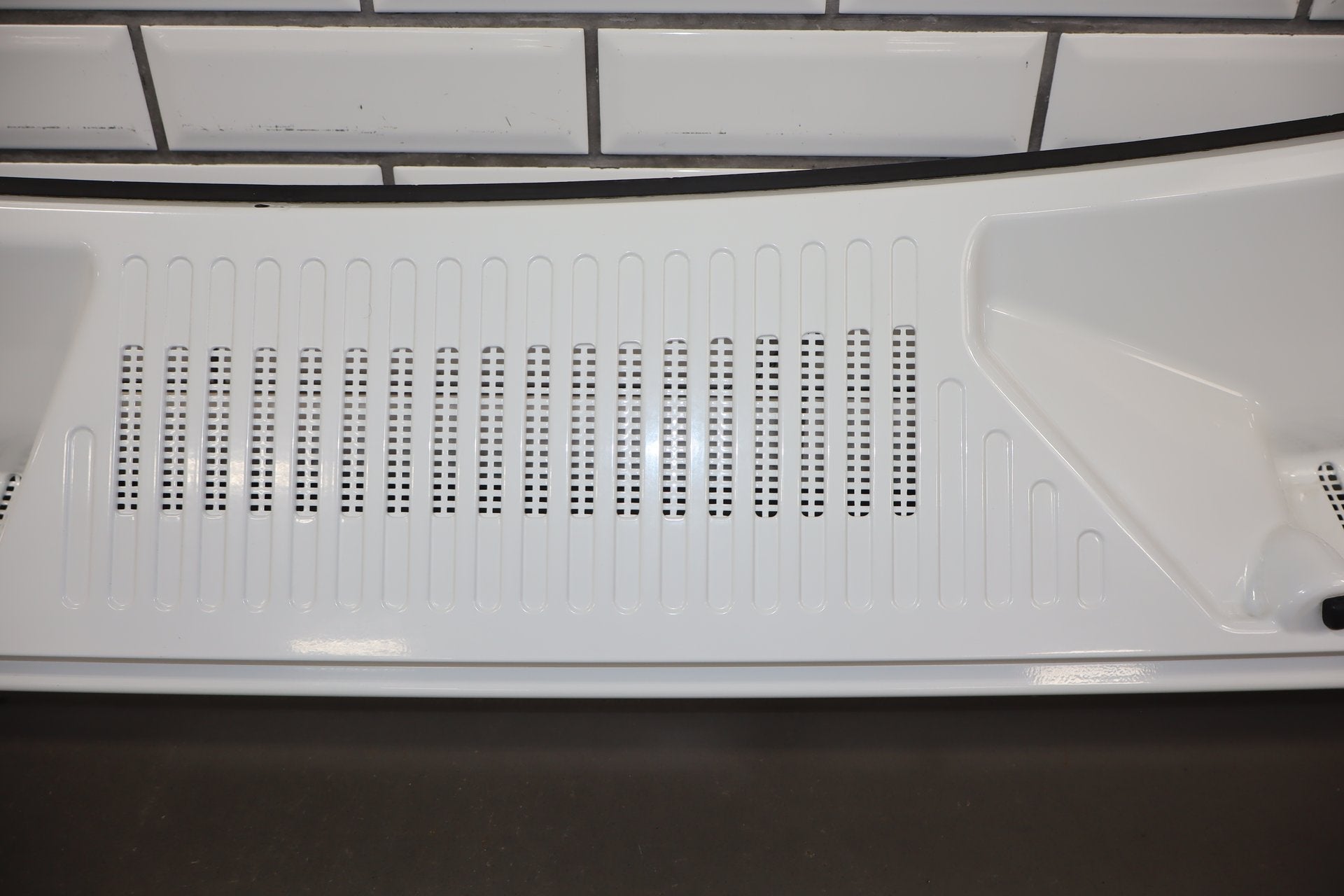 2003-2009 Hummer H2- Center Cowl Vent Panel Olympic White 50 19256401