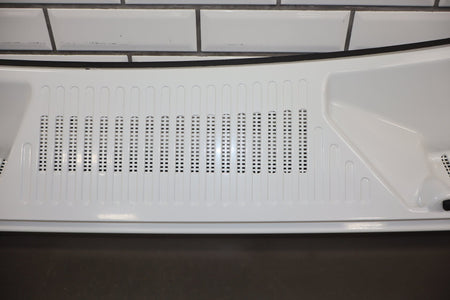 2003-2009 Hummer H2- Center Cowl Vent Panel Olympic White 50 19256401