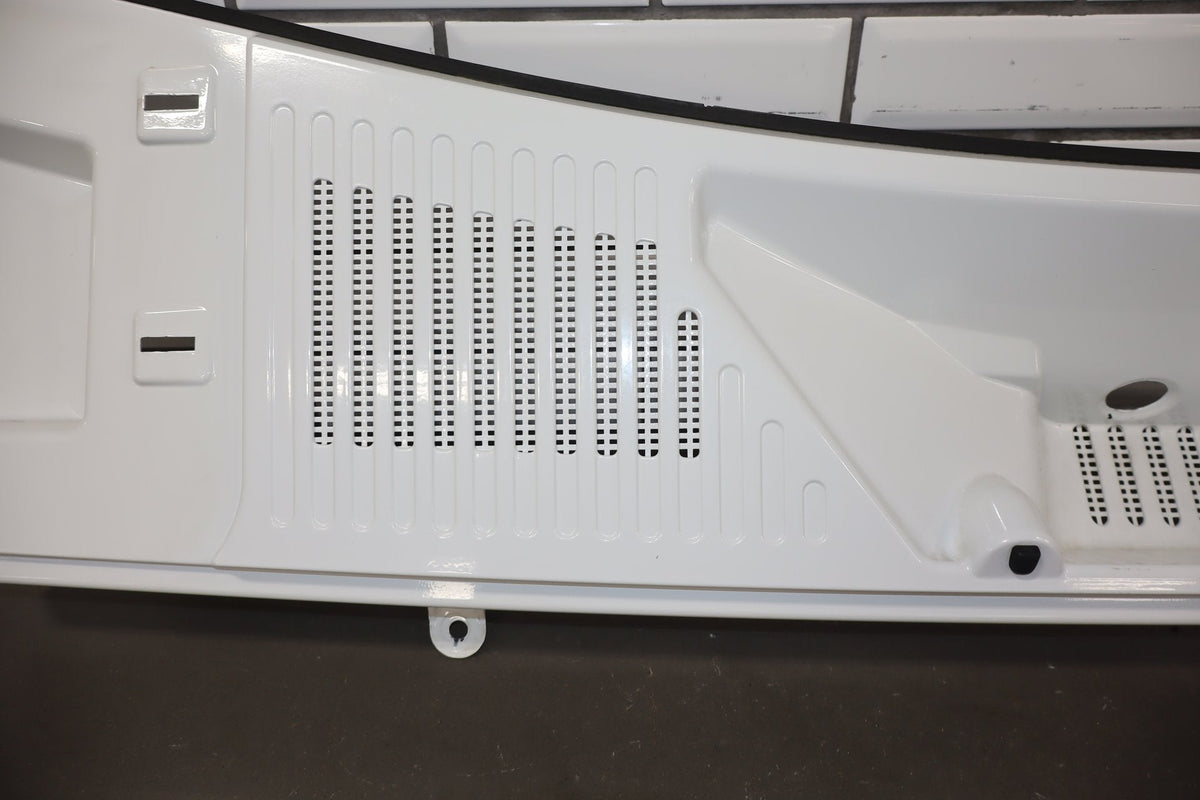 2003-2009 Hummer H2- Center Cowl Vent Panel Olympic White 50 19256401