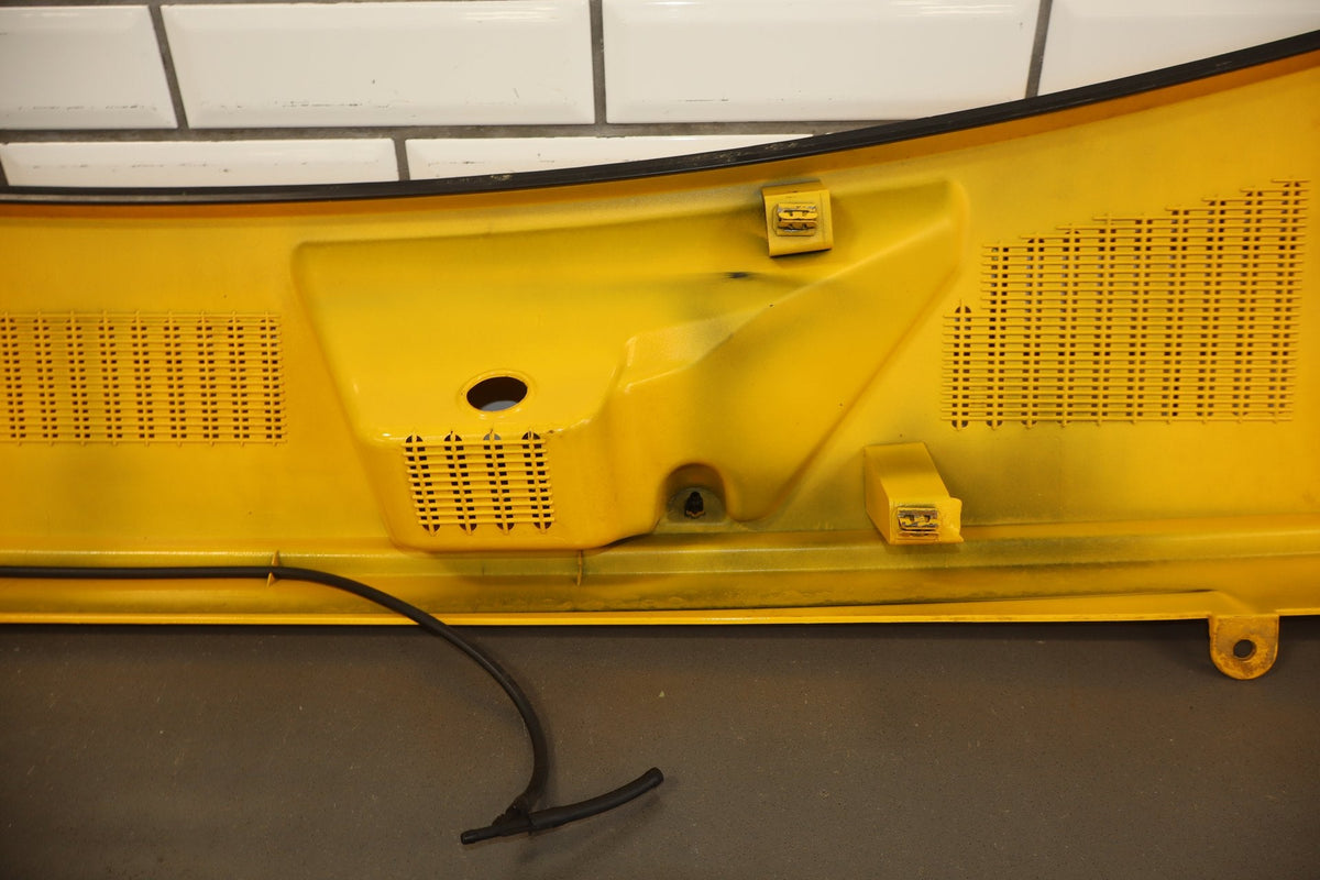 2003-2009 Hummer H2- Center Cowl Vent Panel Yellow 41 19256401