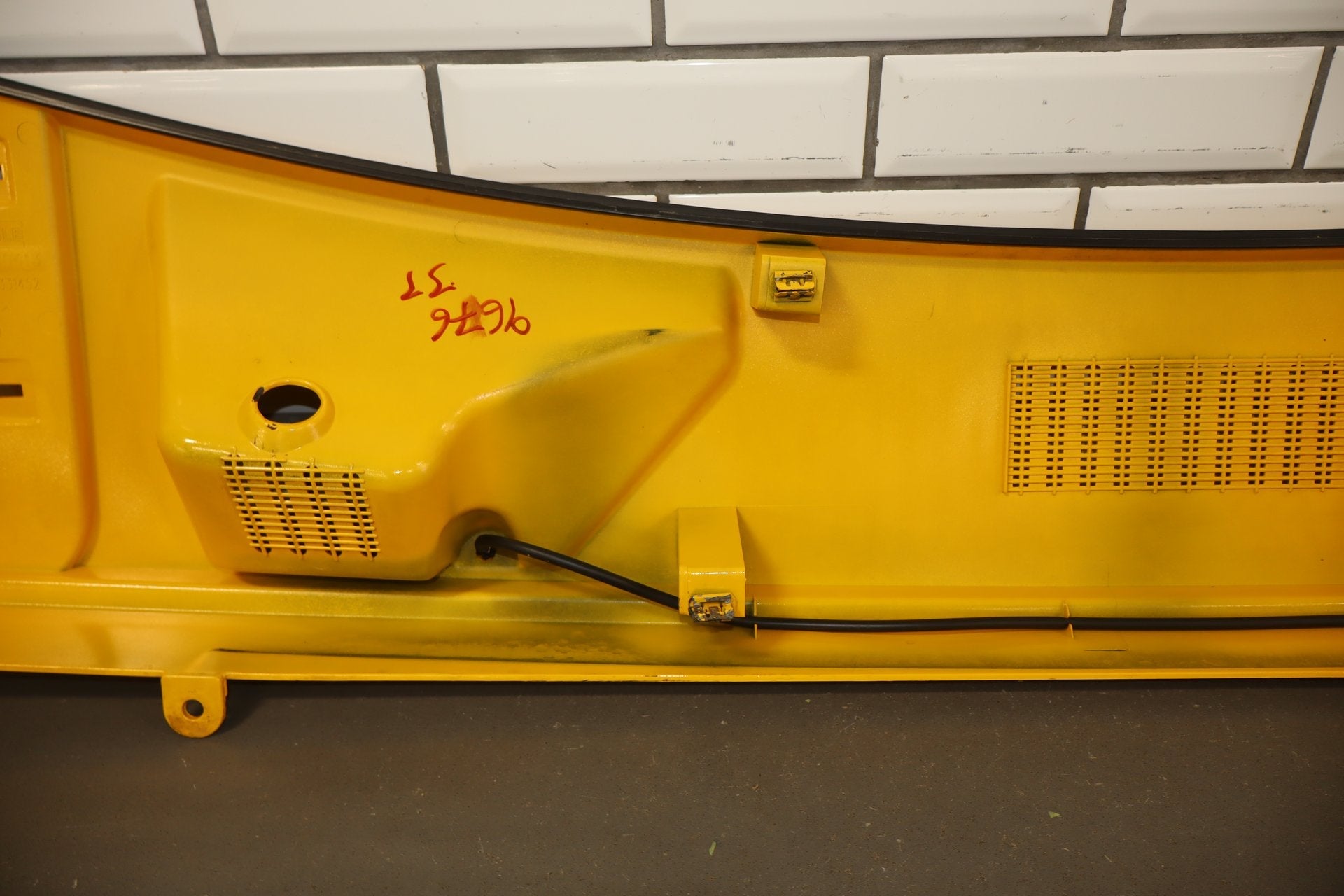 2003-2009 Hummer H2- Center Cowl Vent Panel Yellow 41 19256401