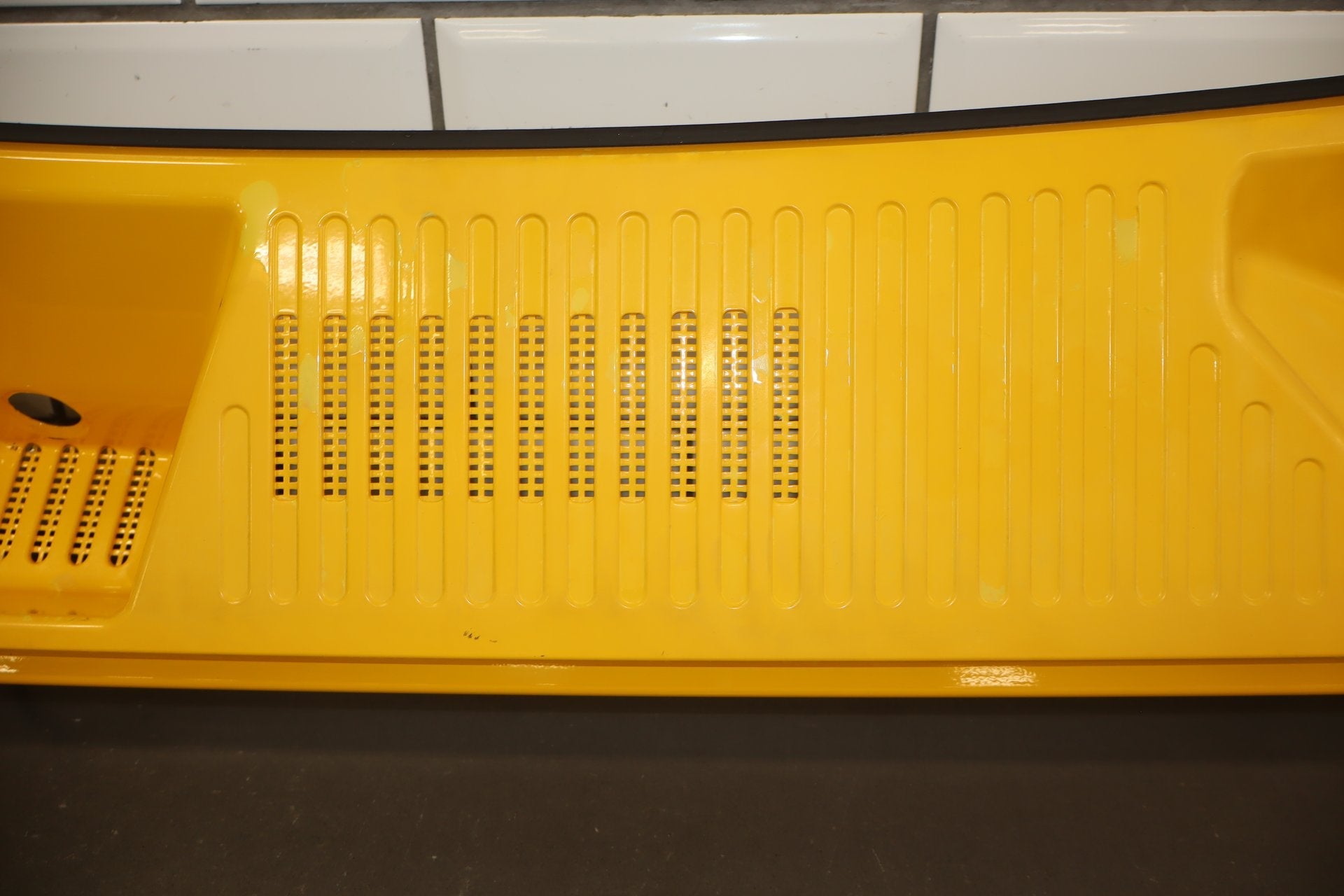 2003-2009 Hummer H2- Center Cowl Vent Panel Yellow 41 19256401