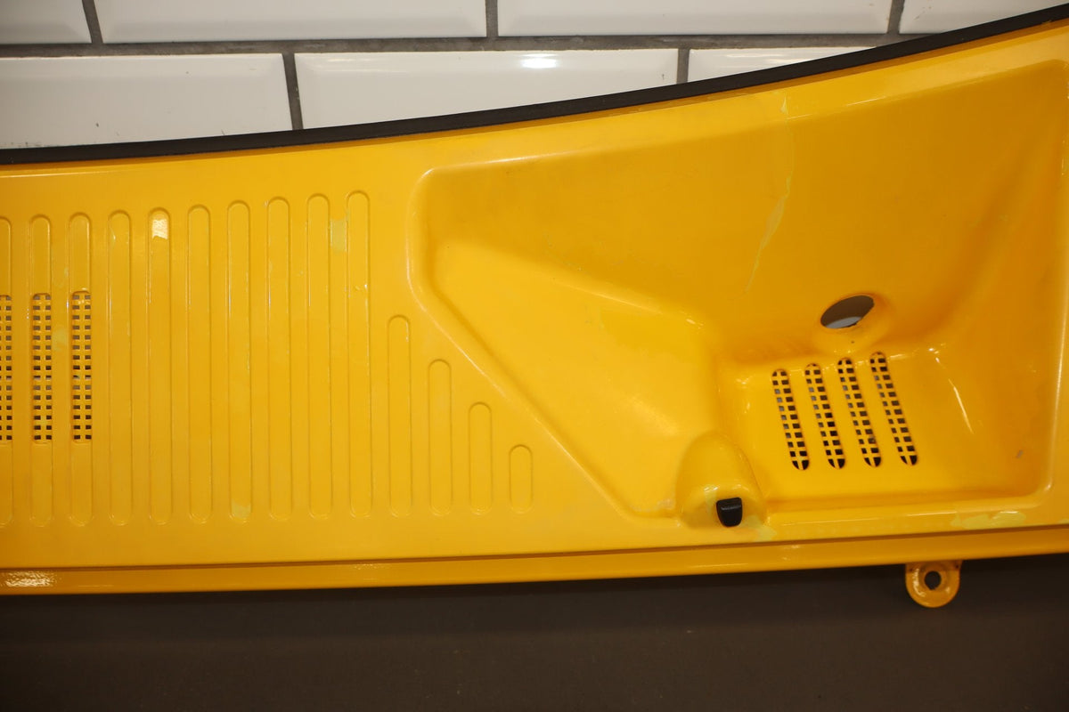 2003-2009 Hummer H2- Center Cowl Vent Panel Yellow 41 19256401
