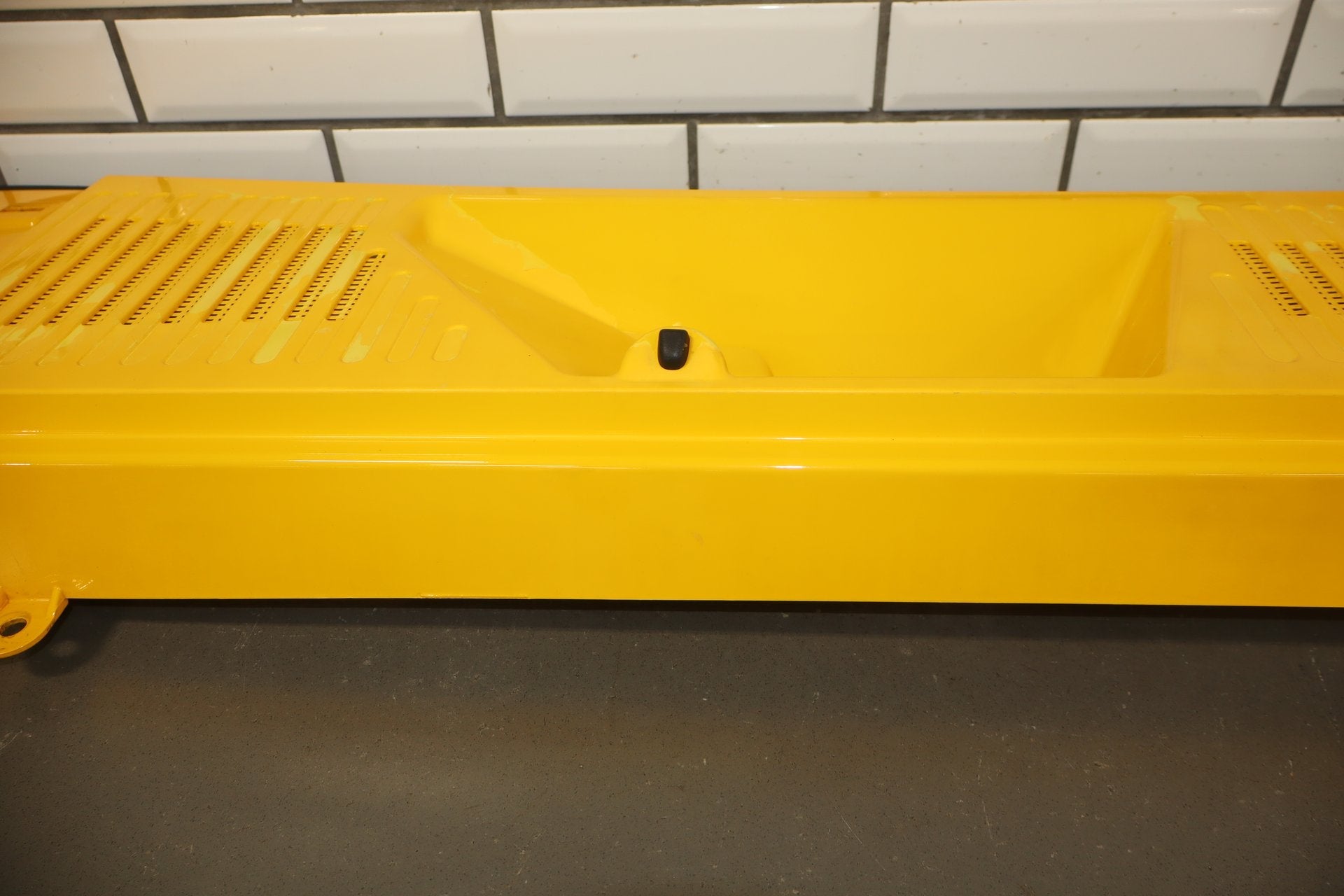 2003-2009 Hummer H2- Center Cowl Vent Panel Yellow 41 19256401