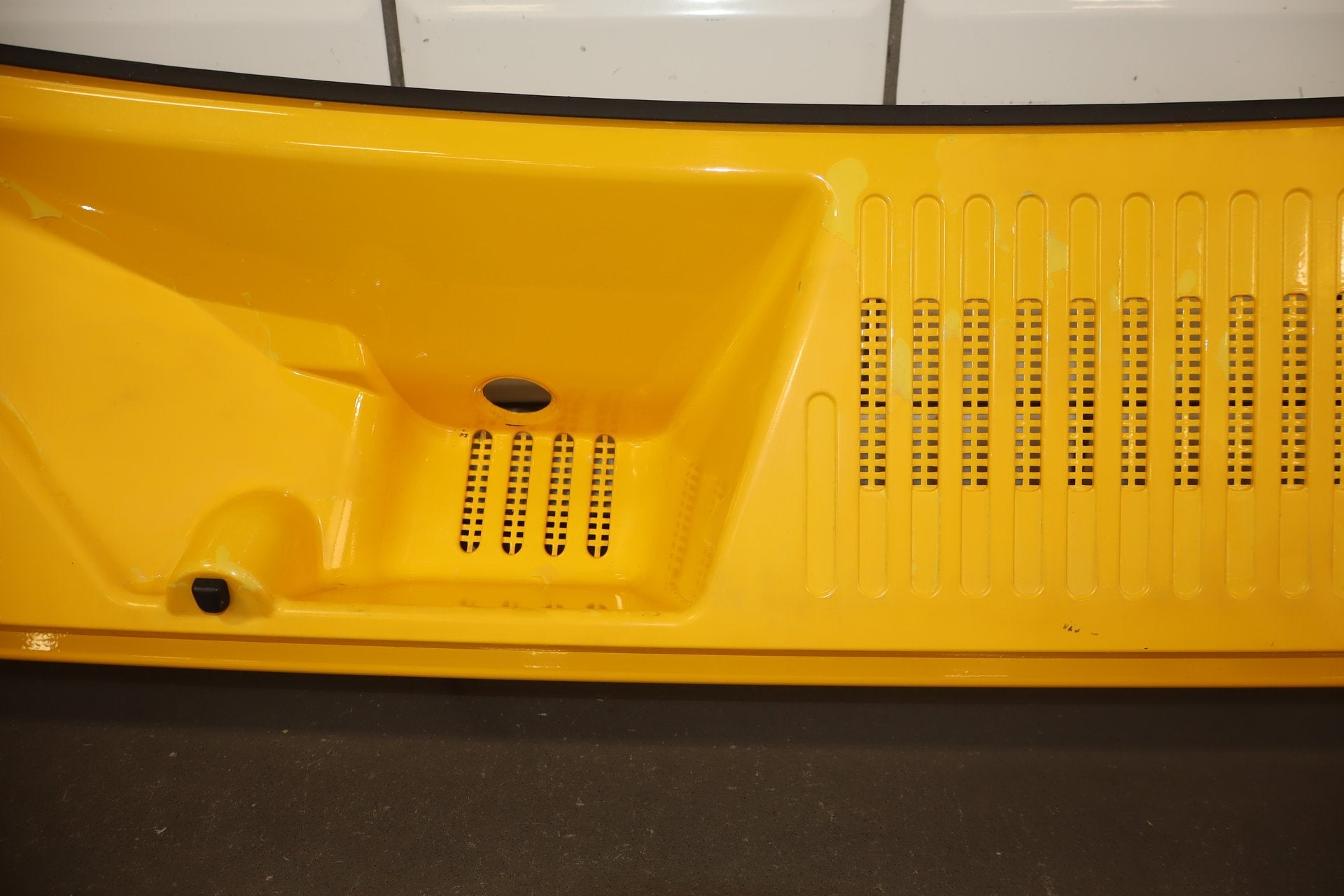 2003-2009 Hummer H2- Center Cowl Vent Panel Yellow 41 19256401