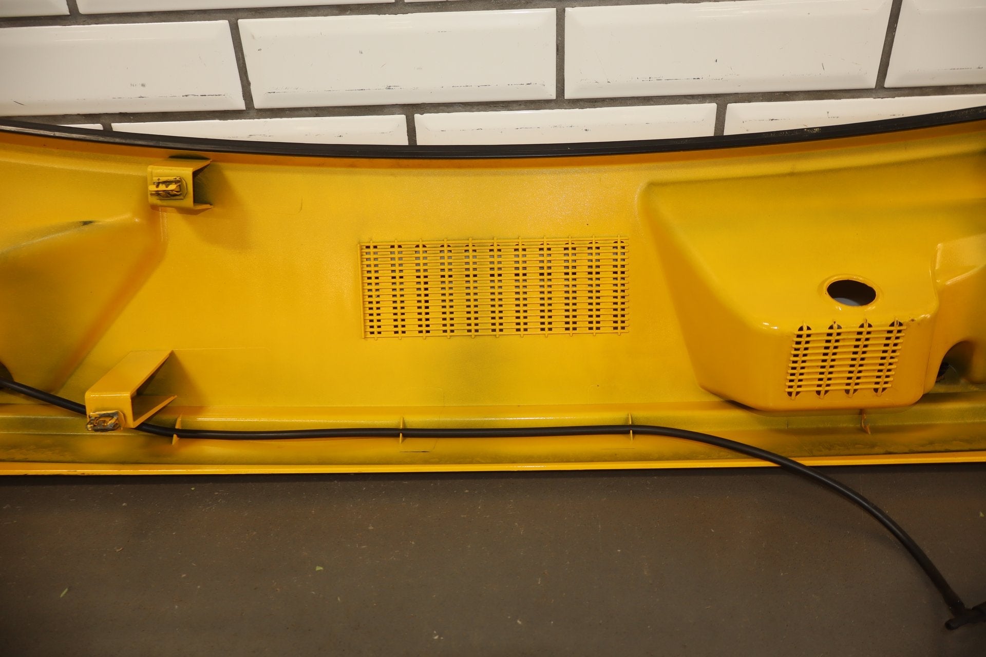 2003-2009 Hummer H2- Center Cowl Vent Panel Yellow 41 19256401