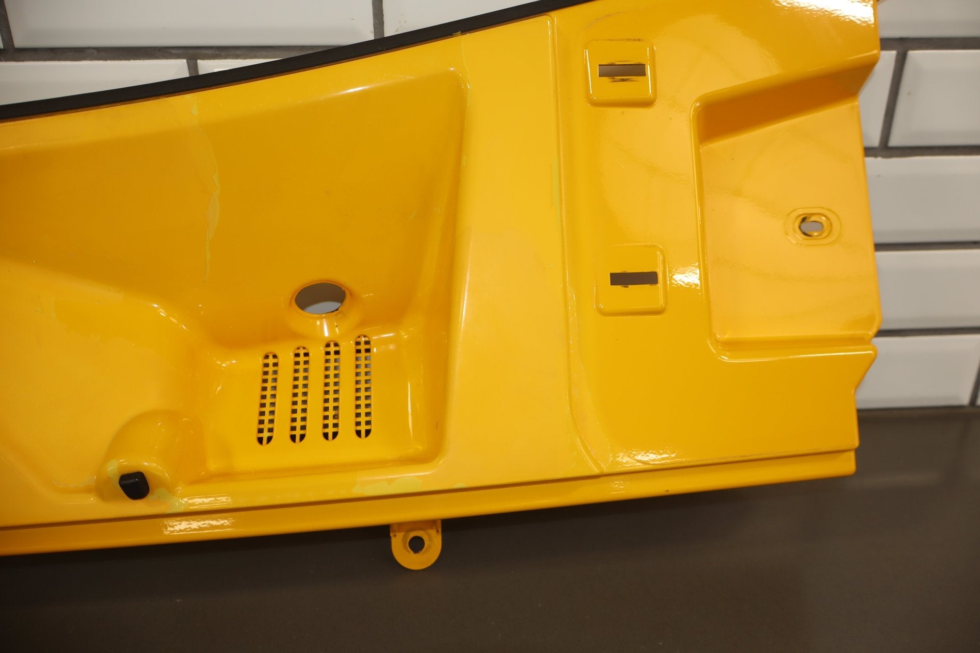2003-2009 Hummer H2- Center Cowl Vent Panel Yellow 41 19256401