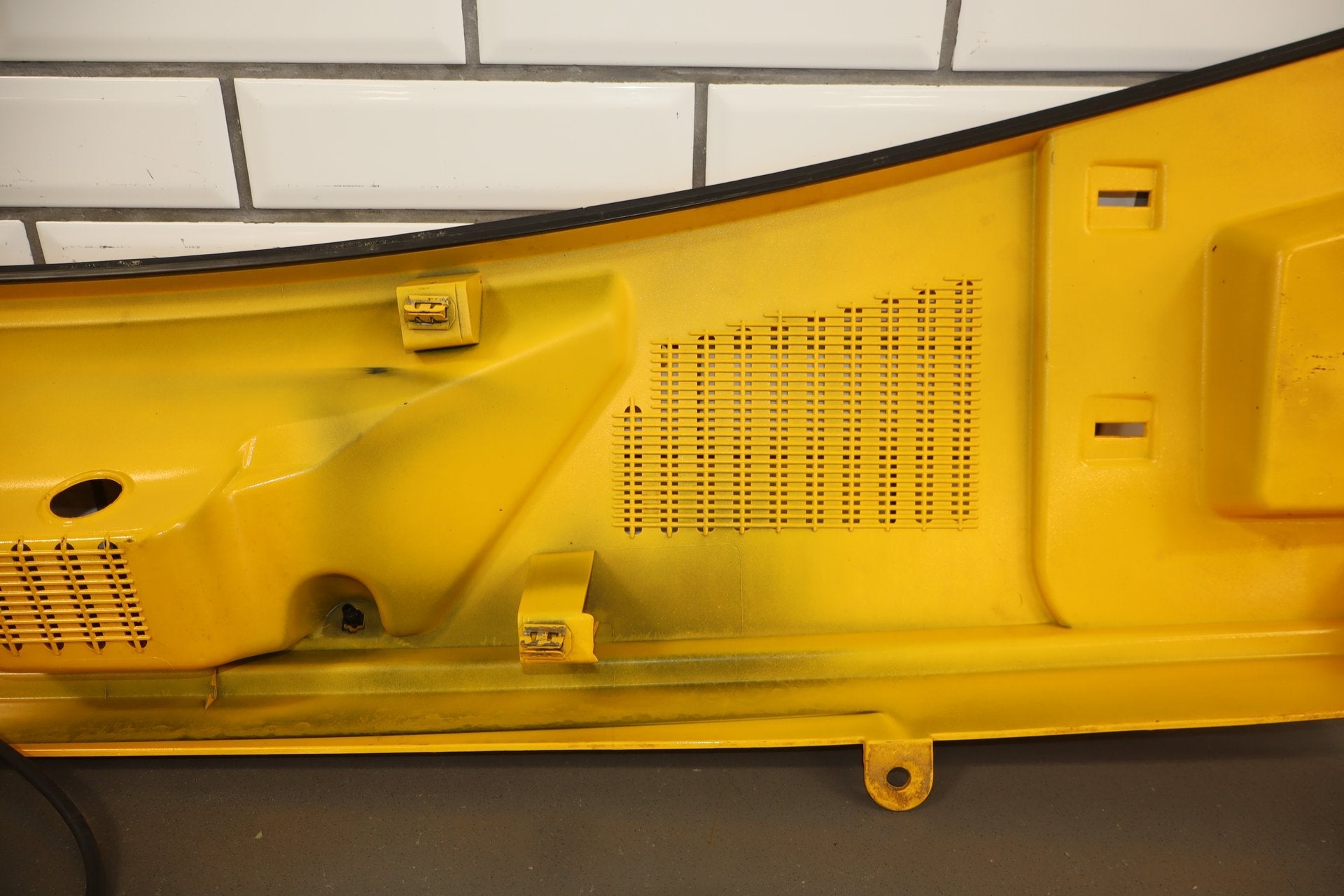 2003-2009 Hummer H2- Center Cowl Vent Panel Yellow 41 19256401