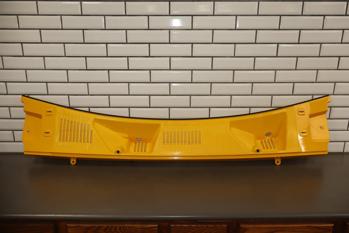 2003-2009 Hummer H2- Center Cowl Vent Panel Yellow 41 19256401