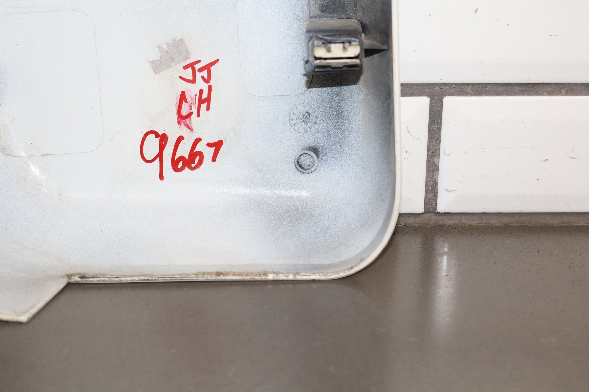 2003-2009 Hummer H2- Driver Left Cowl Vent Panel Cap Olympic White 50
