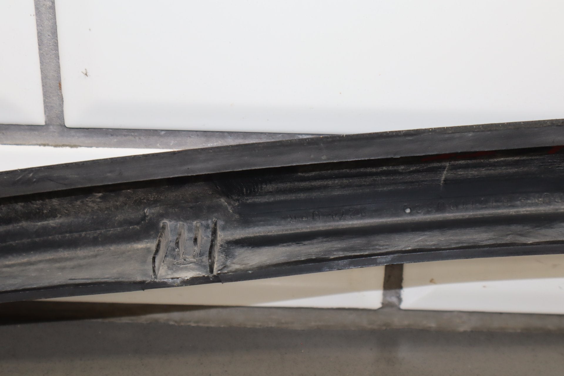 2003-2009 Hummer H2- Left Front Hood Flare Moulding 15200466