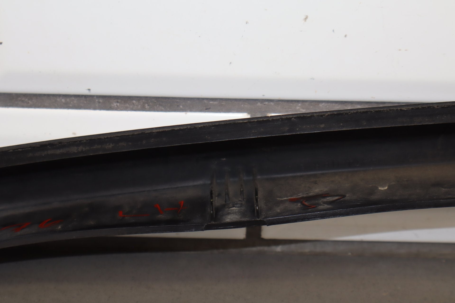 2003-2009 Hummer H2- Left Front Hood Flare Moulding 15200466