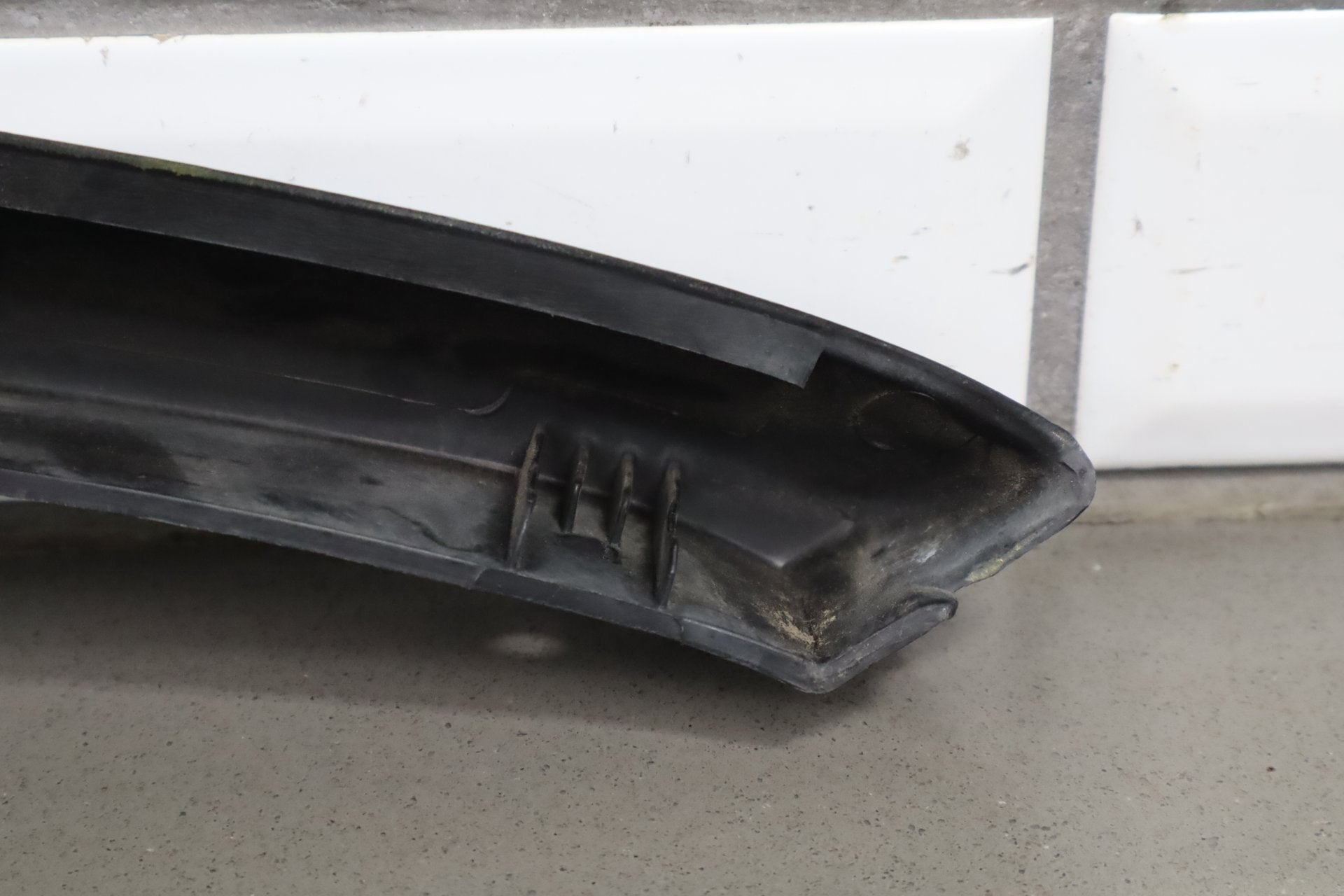 2003-2009 Hummer H2- Right Front Hood Flare Moulding 15200467
