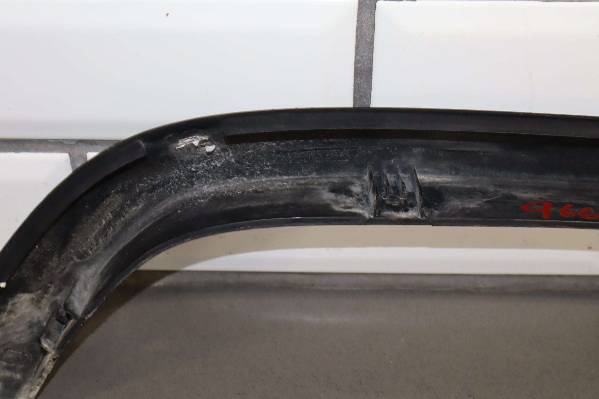 2003-2009 Hummer H2- Right Front Hood Flare Moulding 15200467