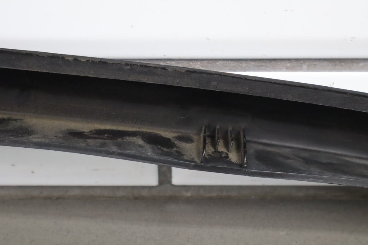 2003-2009 Hummer H2- Right Front Hood Flare Moulding 15200467