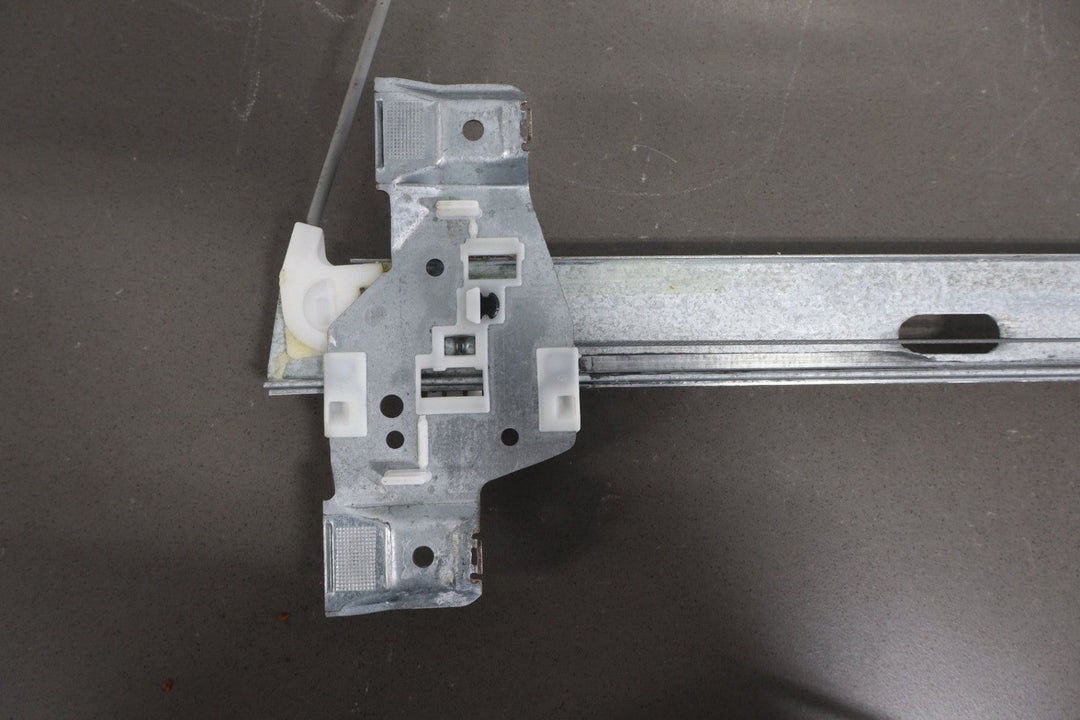 2003 - 2009 Hummer H2 Right Rear Door Regulator 15771354 OEM