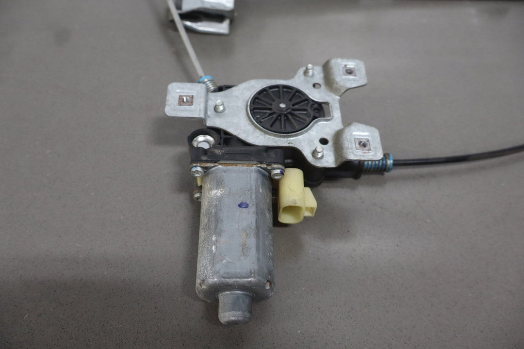 2003 - 2009 Hummer H2 Right Rear Door Regulator 15771354 OEM