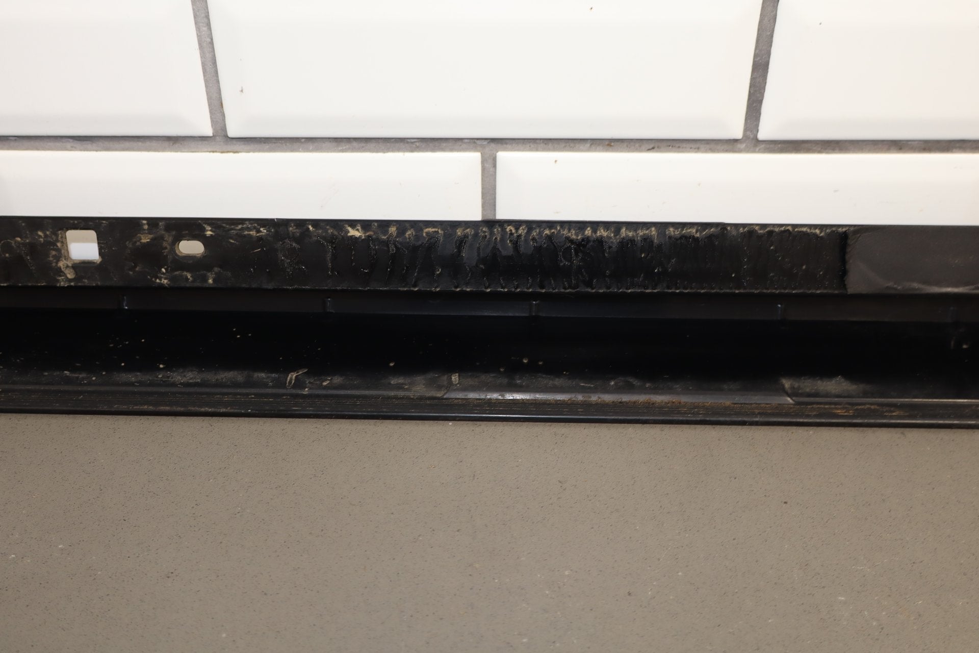 2003-2009 Hummer H2 SUV Driver Left Front Roof Molding {Part Number}