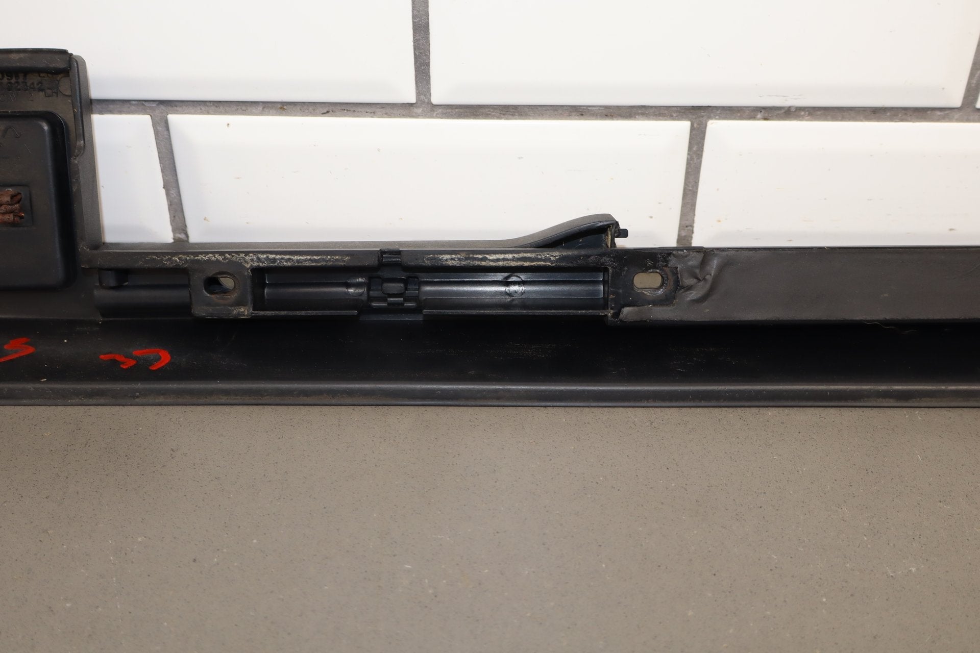 2003-2009 Hummer H2 SUV Driver Left Rear Roof Molding 15241411