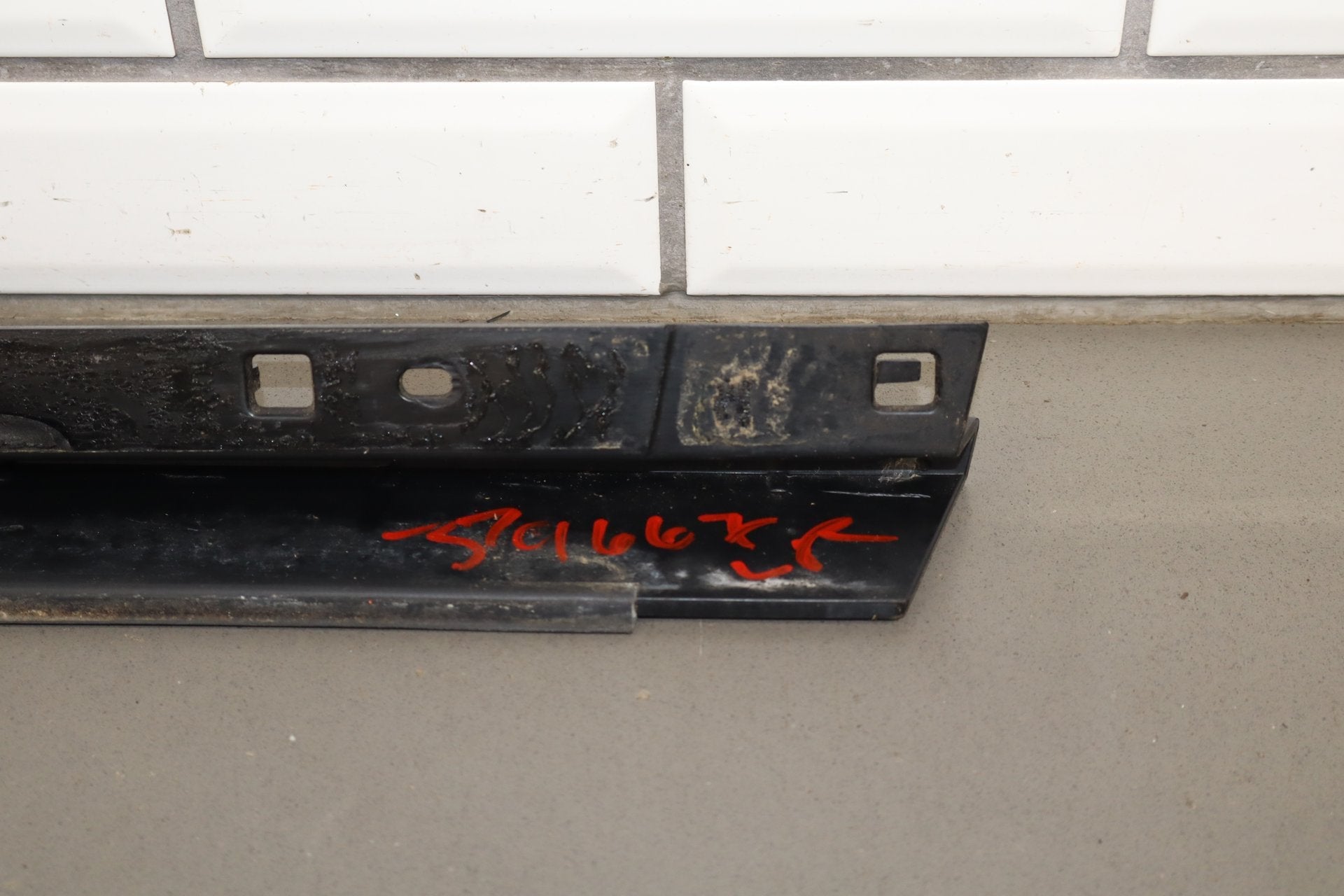 2003-2009 Hummer H2 SUV Driver Left Rear Roof Molding 15241411