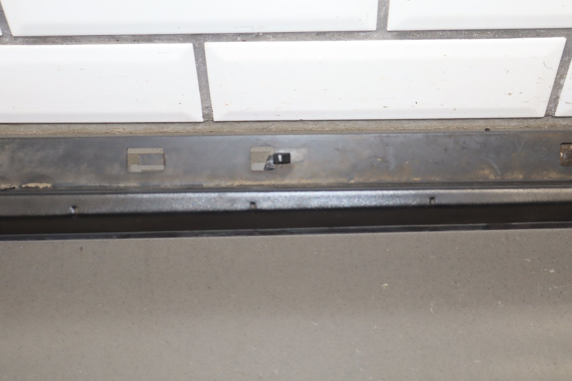 2003-2009 Hummer H2 SUV Driver Left Rear Roof Molding 15241411