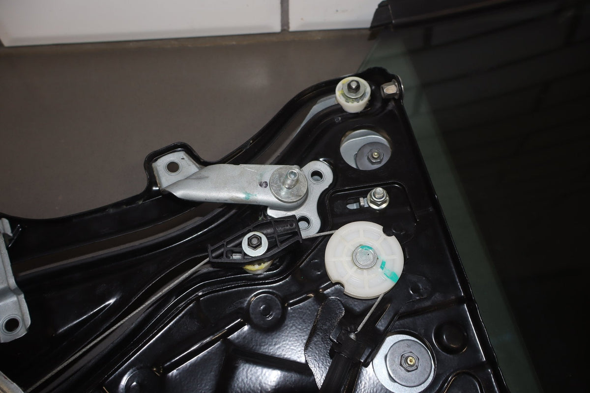 2003-2010 Volkswagen Beetle Convertible Right Quarter Window Glass/Regulator
