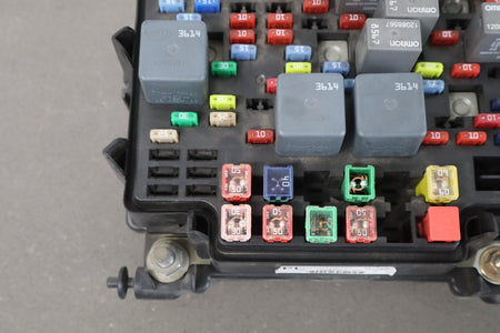 2003 Chevrolet Silverado 2500 GMT800 8.1L Underhood Engine Fuse Box 15811689