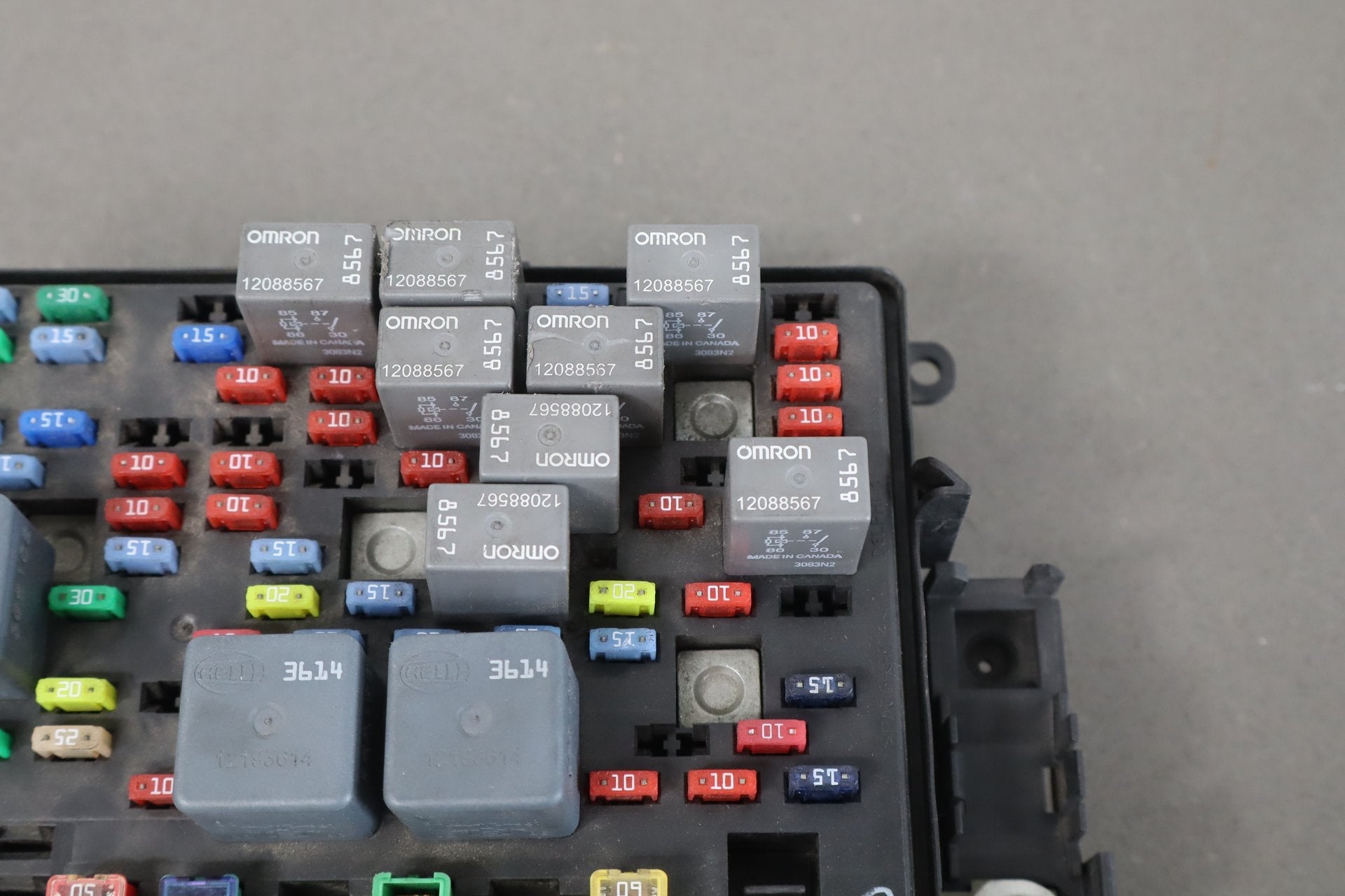2003 Chevrolet Silverado 2500 GMT800 8.1L Underhood Engine Fuse Box 15811689