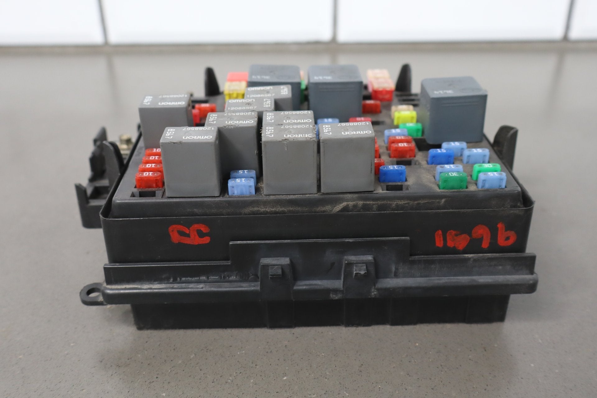 2003 Chevrolet Silverado 2500 GMT800 8.1L Underhood Engine Fuse Box 15811689
