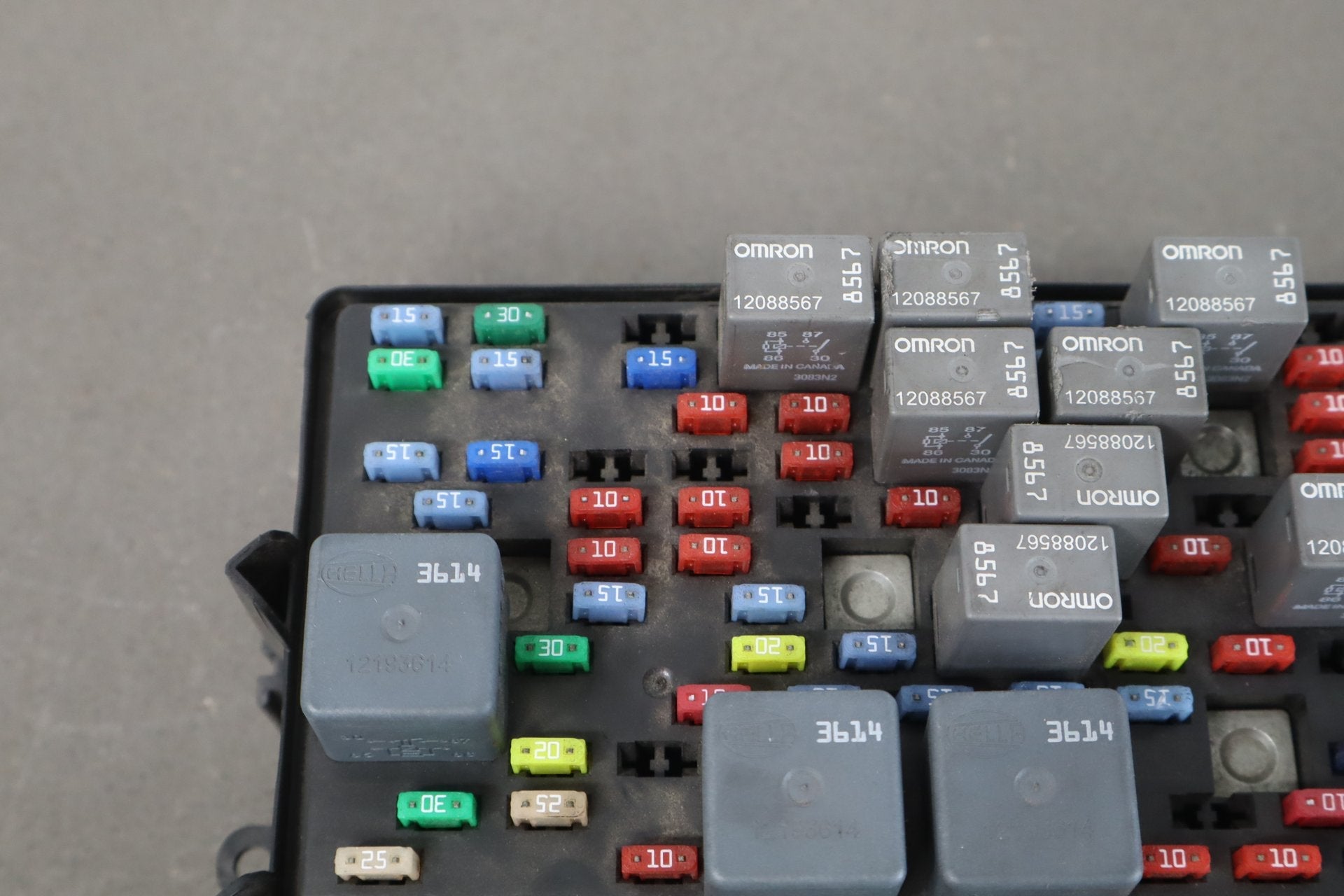 2003 Chevrolet Silverado 2500 GMT800 8.1L Underhood Engine Fuse Box 15811689