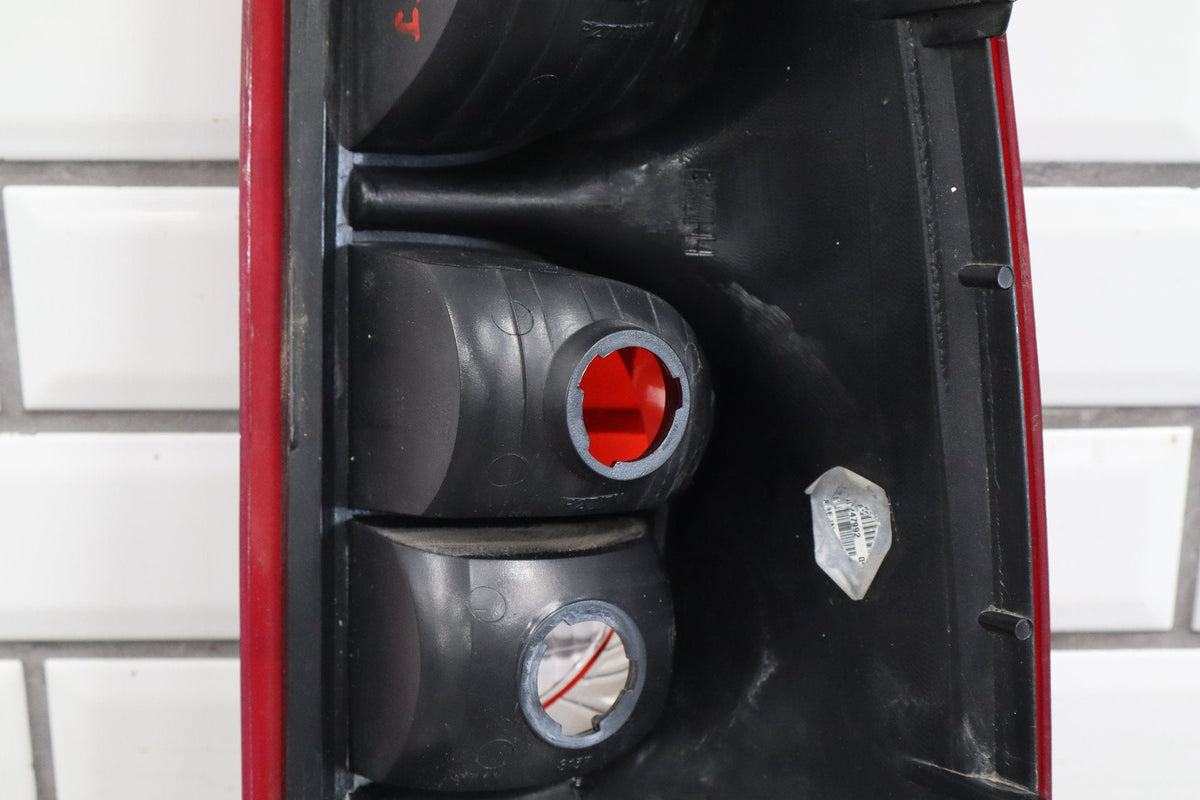2003 Chevrolet Silverado 2500 Left Tail Light 19169003 OEM