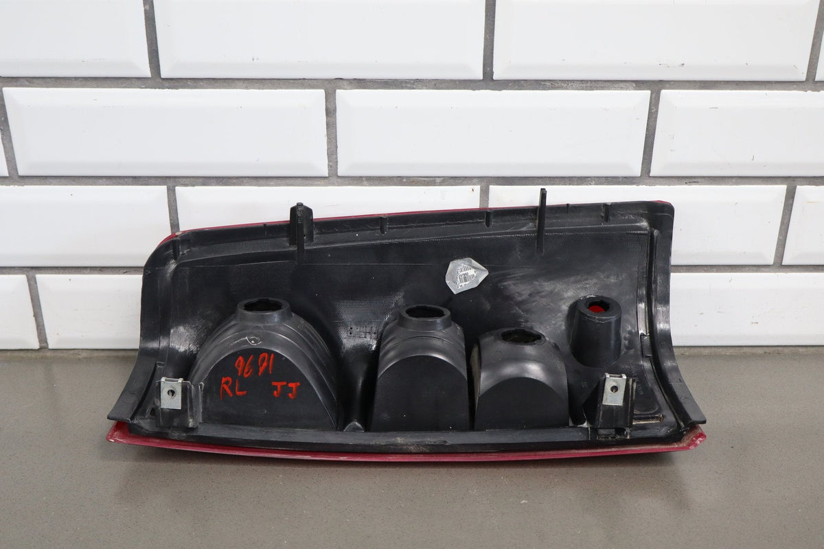 2003 Chevrolet Silverado 2500 Left Tail Light 19169003 OEM