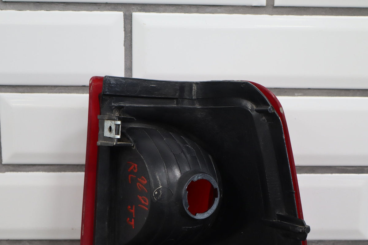 2003 Chevrolet Silverado 2500 Left Tail Light 19169003 OEM