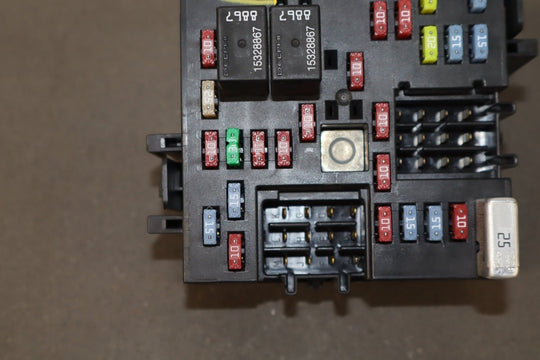 2003 Hummer H2 Cabin Fuse Box 15058033 OEM