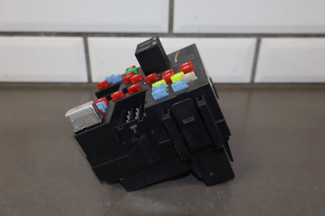 2003 Hummer H2 Cabin Fuse Box 15058033 OEM