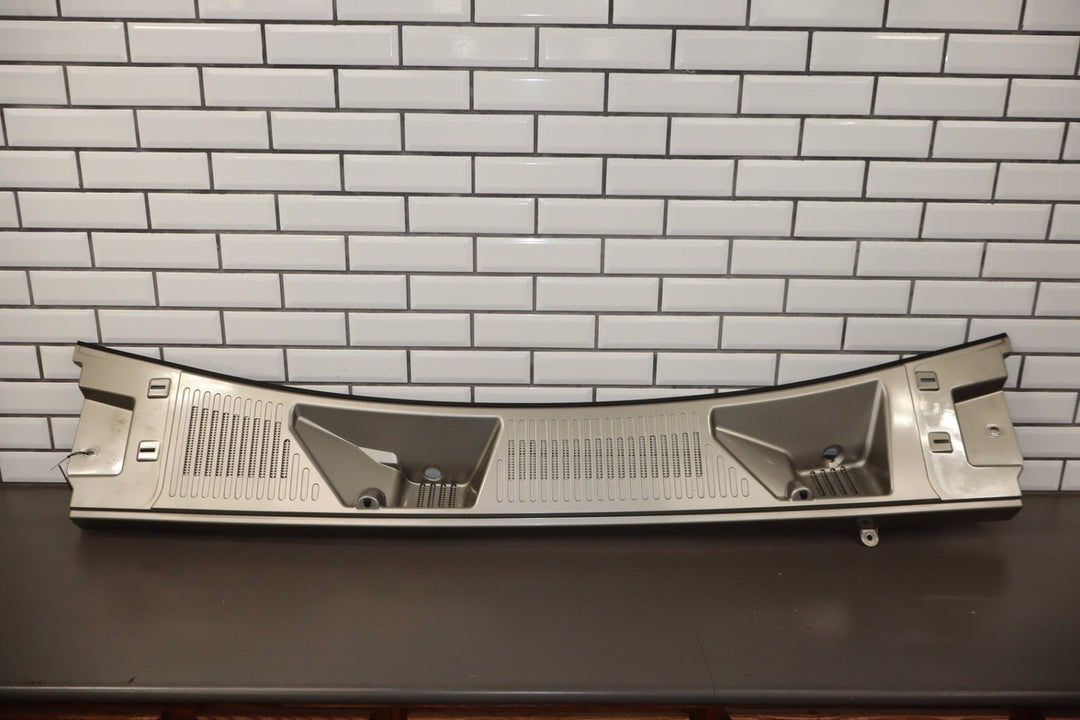 2003 Hummer H2 Center Cowl Vent Panel OEM *1 Broken Mount*