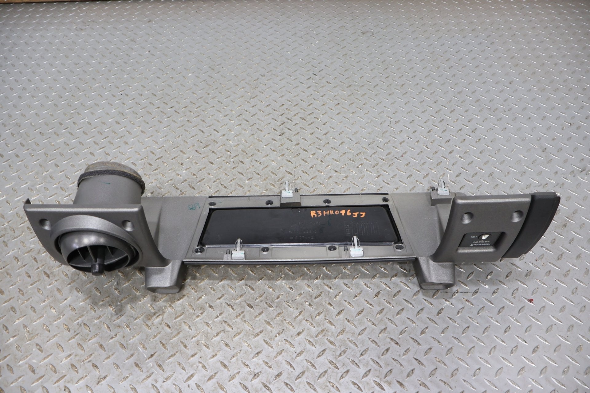 2003 Hummer H2- Dash Vent