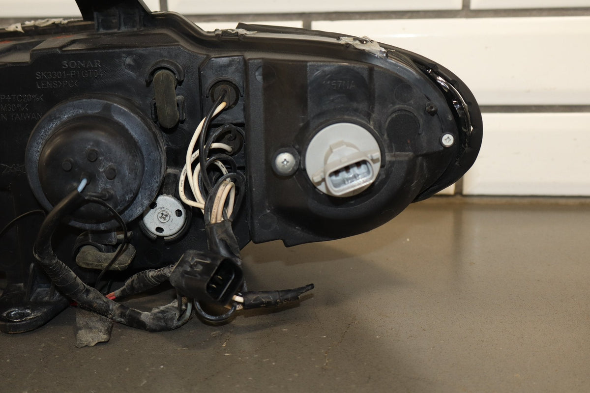 2004-2006 Pontiac GTO Aftermarket Right Halo Headlamp 92155600 OEM